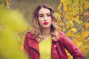 Bir kız bir deri ceket, sonbahar park, deri ceketli bir kızın sonbahar bir fotoğraf oturumu