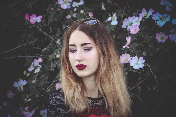 çam parkı, orman, kız kaldırımda, yaz fotoğraf oturumu yolda bir çam parkı içinde