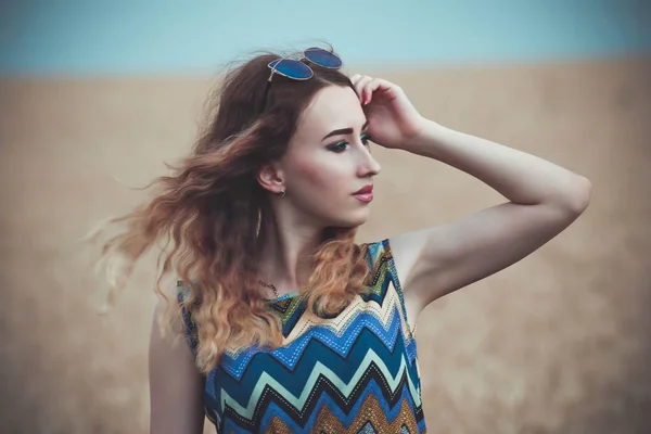 Bella Ragazza Nel Campo Grano — Foto Stock