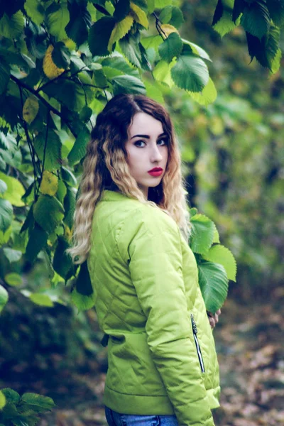 Menina Com Uma Mochila Nos Bancos Parque — Fotografia de Stock