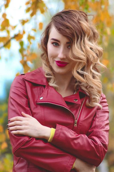 Bir kız bir deri ceket, sonbahar park, deri ceketli bir kızın sonbahar bir fotoğraf oturumu