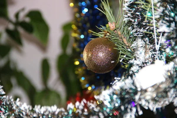 木の上のクリスマスのおもちゃ — ストック写真
