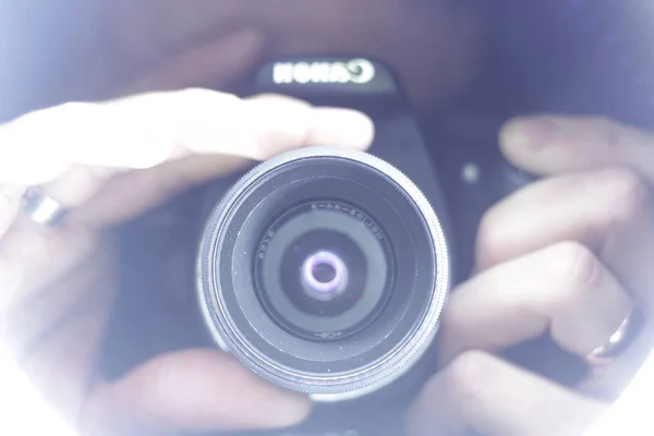 kamera lens elinde, diyafram hareket