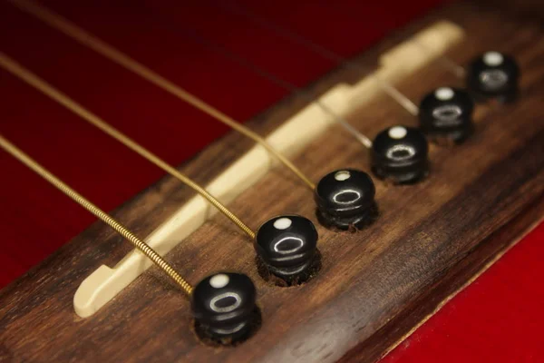 Guitarra Acústica Vermelha Cordas Ouropel — Fotografia de Stock