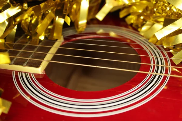 Красная Акустическая Гитара Струнные Мишура — стоковое фото