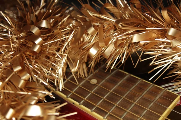 Guitare Acoustique Rouge Cordes Tinsel — Photo
