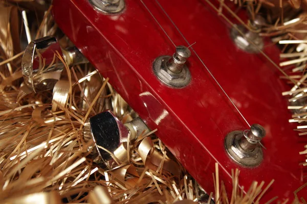 Guitarra Acústica Vermelha Cordas Ouropel — Fotografia de Stock
