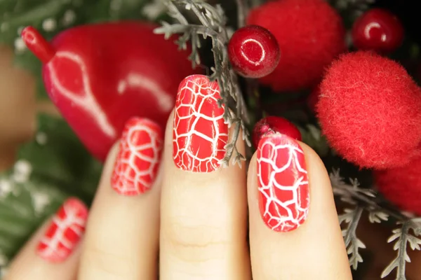 新年のマニキュア クリスマスの爪の色 ひびの入った赤色 — ストック写真