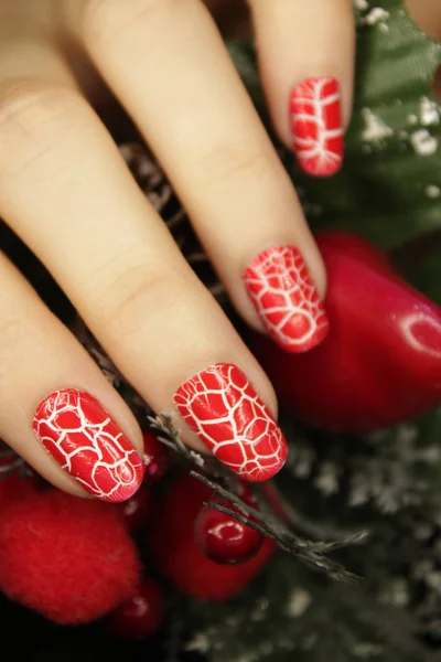 新年のマニキュア クリスマスの爪の色 ひびの入った赤色 — ストック写真