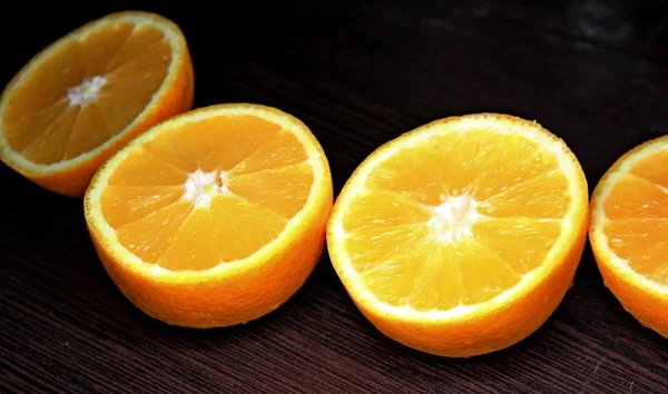 Orange Juteuse Dans Une Coupe Sur Fond Bois Foncé — Photo