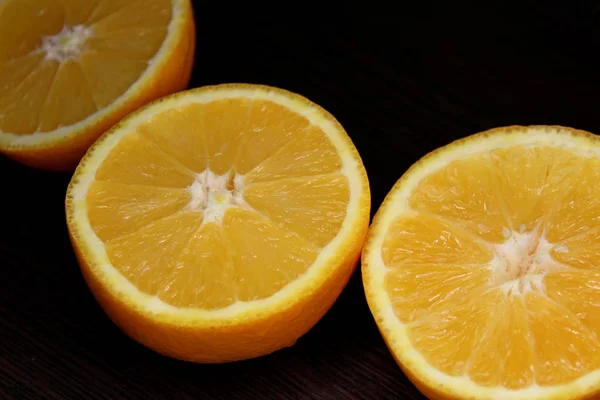 Orange Juteuse Dans Une Coupe Sur Fond Bois Foncé — Photo