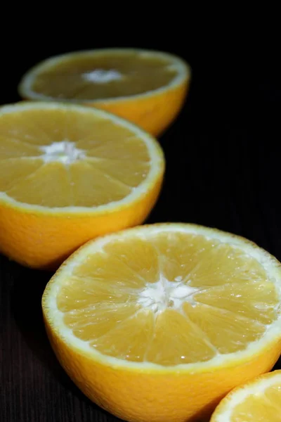 Сочный Апельсин Разрезе Темном Деревянном Фоне — стоковое фото