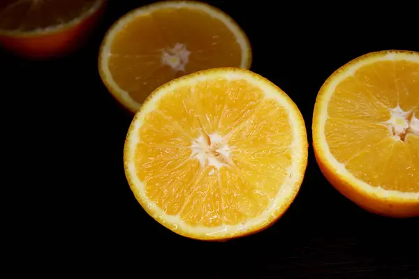 Соковитий Апельсин Розрізі Темному Дерев Яному Фоні — стокове фото
