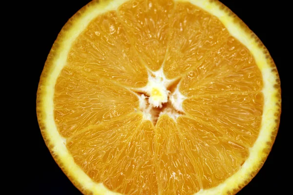 Сочный Апельсин Разрезе Темном Деревянном Фоне — стоковое фото