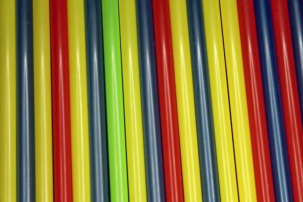 Tubules Coloridos Para Bebidas Fundo Vermelho Azul Verde Amarelo Tubos — Fotografia de Stock