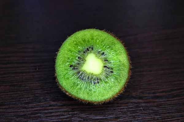 Saftiga Kiwi Klippa Mörk Bakgrund — Stockfoto