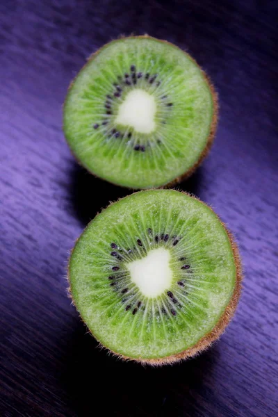 Saftiga Kiwi Klippa Mörk Bakgrund — Stockfoto