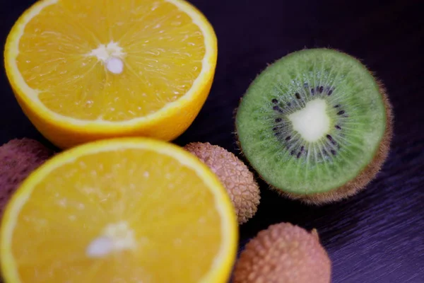 Viață Liniștită Citrice Kiwi Suculent Portocaliu Tăietură Chinensis Litchi Fundal — Fotografie, imagine de stoc