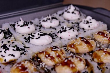 Fotoğraf sosu, zencefil ve susam, Japon yemekleri, sofistike rulo gösterir