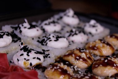 Fotoğraf sosu, zencefil ve susam, Japon yemekleri, sofistike rulo gösterir