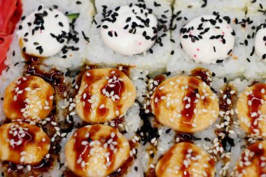 Fotoğraf sosu, zencefil ve susam, Japon yemekleri, sofistike rulo gösterir