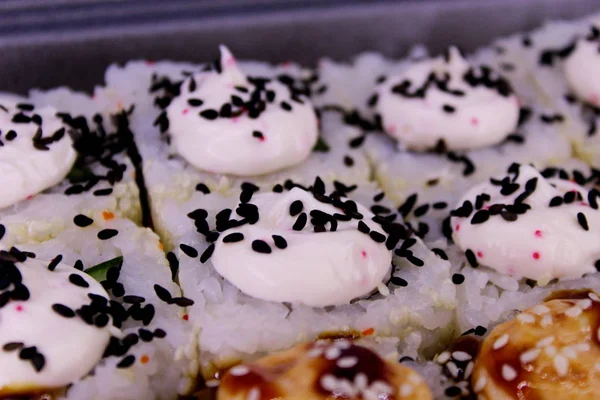 Foto Muestra Rollos Sofisticados Salsa Jengibre Sésamo Comida Japonesa — Foto de Stock