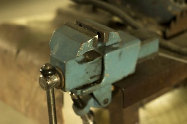 Garajda masada küçük mavi çalışma vize