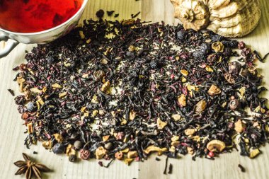 Yabani gül ve baharat hafif woode üzerinde bitki çayı arka plan