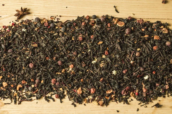Травяной чай фон с дикой розой и специями на светлом лесу — стоковое фото