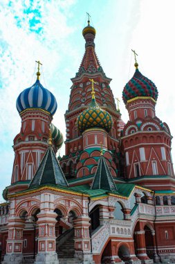 Öğlen Moskova'da Kızıl Meydan'da Aziz Basil Katedrali