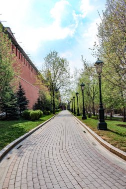 Alexander Garden, Kremlin duvarına yakın yürüyen yol