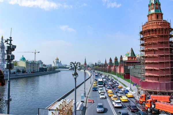 Moskova'da Kremlin duvarının moskvoretskaya kulesi