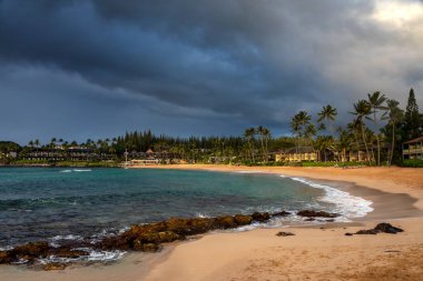 Sabah ışığında Napili Körfezi'nde Plaj