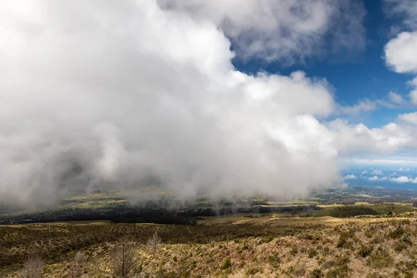 Nubes sobre el volcán Haleakala — Foto de Stock
