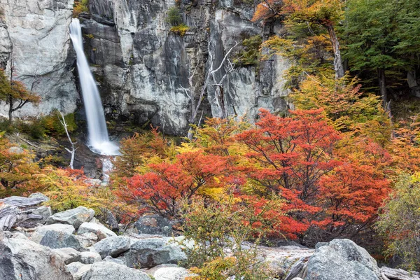 Schöner el chorillo wasserfall im los glaciares nationalpark — Stockfoto