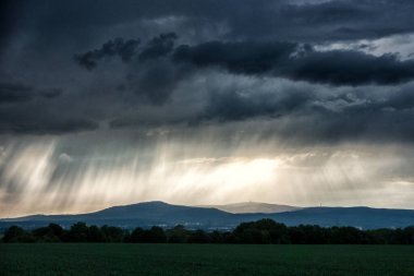 Thundercloud over athe Taunus alçak dağ sırası, Wetterau, Almanya