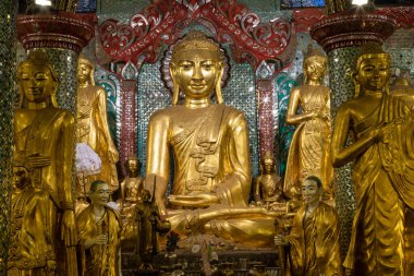 YANGON, MYANMAR - 17 Şubat 2020: Yangon, Myanmar 'daki ünlü Shwedagon tapınağında Altın Buda.