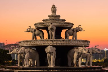 Gün batımında fil çeşmesi, Yangon, Myanmar