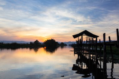 Maing Thouk Tahta Köprüsü 'nde gün batımı, Inle Gölü, Myanmar