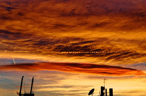 Ciel Nuageux Coloré Sur Les Toits Une Ville Coucher Soleil — Photo