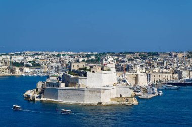 Antik kireçtaşı duvarları ve Fort St Angelo kuleleri için Üst Barrakka Gardens, Valletta, Malta görüntüleyin.