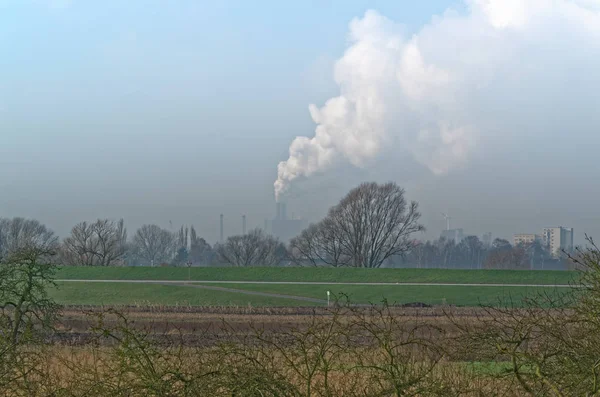 Hamburg, Almanya 'da mavi gökyüzüne karşı yeşil çayır ve Sanayi önlük