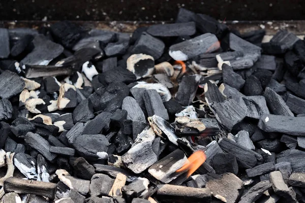 Üstten Görünüm sıcak kömür ızgara çukura parlayan. Kömür arka plan, doku veya duvar kağıdı. Yemek yemek ızgara için kömürlerin yanma.