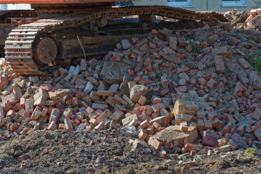Fotoğraf bir yığın üzerinde buldozer zincirinin yakından eski tuğla, Stapelfeld, Almanya