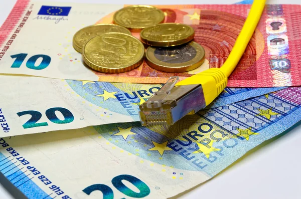 ユーロ紙幣に横たわっている黄色のイーサネット ケーブル コネクタ — ストック写真