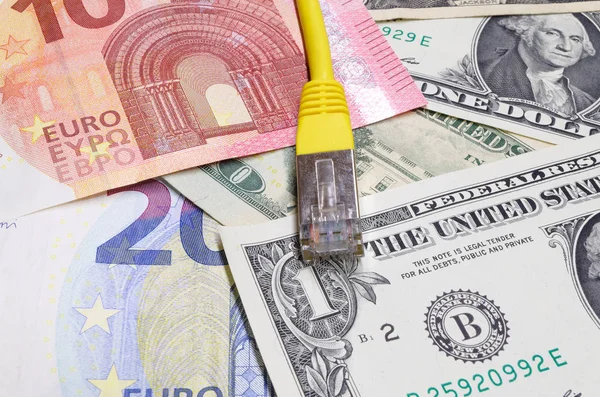 ユーロ紙幣とイーサネット プラグの背景として米ドル — ストック写真