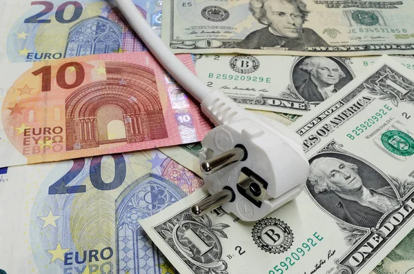 Euro banknot ve güç tak için arka plan olarak Amerikan Doları