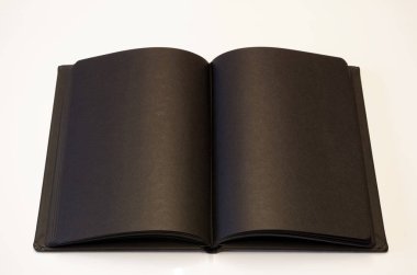Siyah beyaz zemin üzerine açık yalan kitap