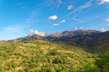 Dağlar ve çayırlar Adası Girit, Yunanistan mavi gökyüzü altında
