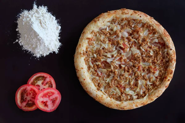 Ton Balıklı Pizza Yığını Siyah Arka Plan Üzerine Domates Dilimleri — Stok fotoğraf